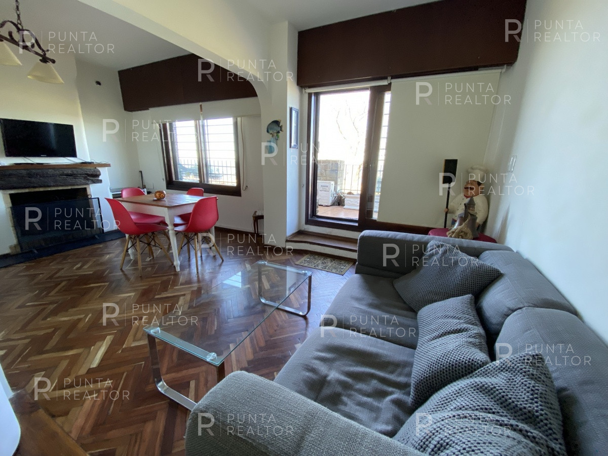 Casa ID.828 - Casa en alquiler 3 dormitorios, 2 suites, servicio, barbacoa, jardines, Montevideo Uruguay