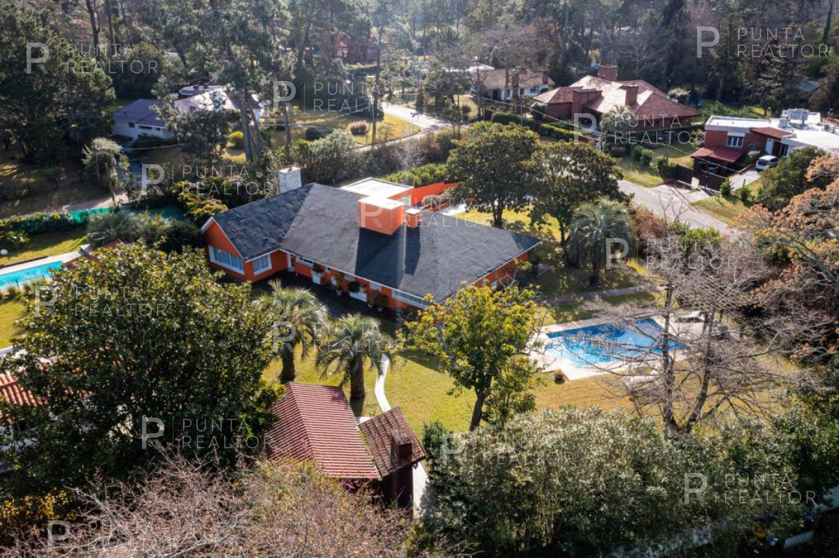 Casa ID.1199 - Excelente casa en alquiler anual 5 dormitorios y pileta climatizada, Punta del Este, Uruguay