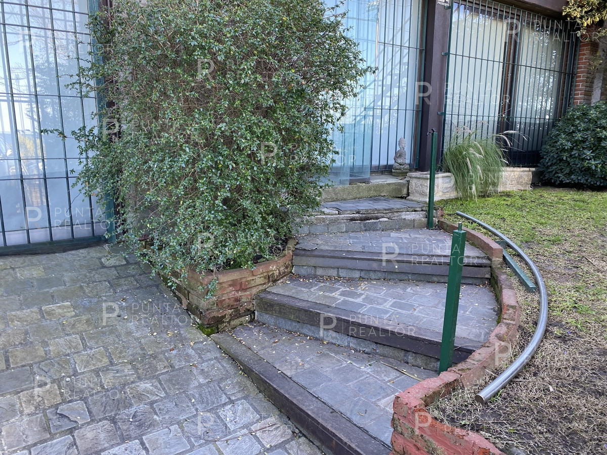 Casa ID.828 - Casa en alquiler 3 dormitorios, 2 suites, servicio, barbacoa, jardines, Montevideo Uruguay