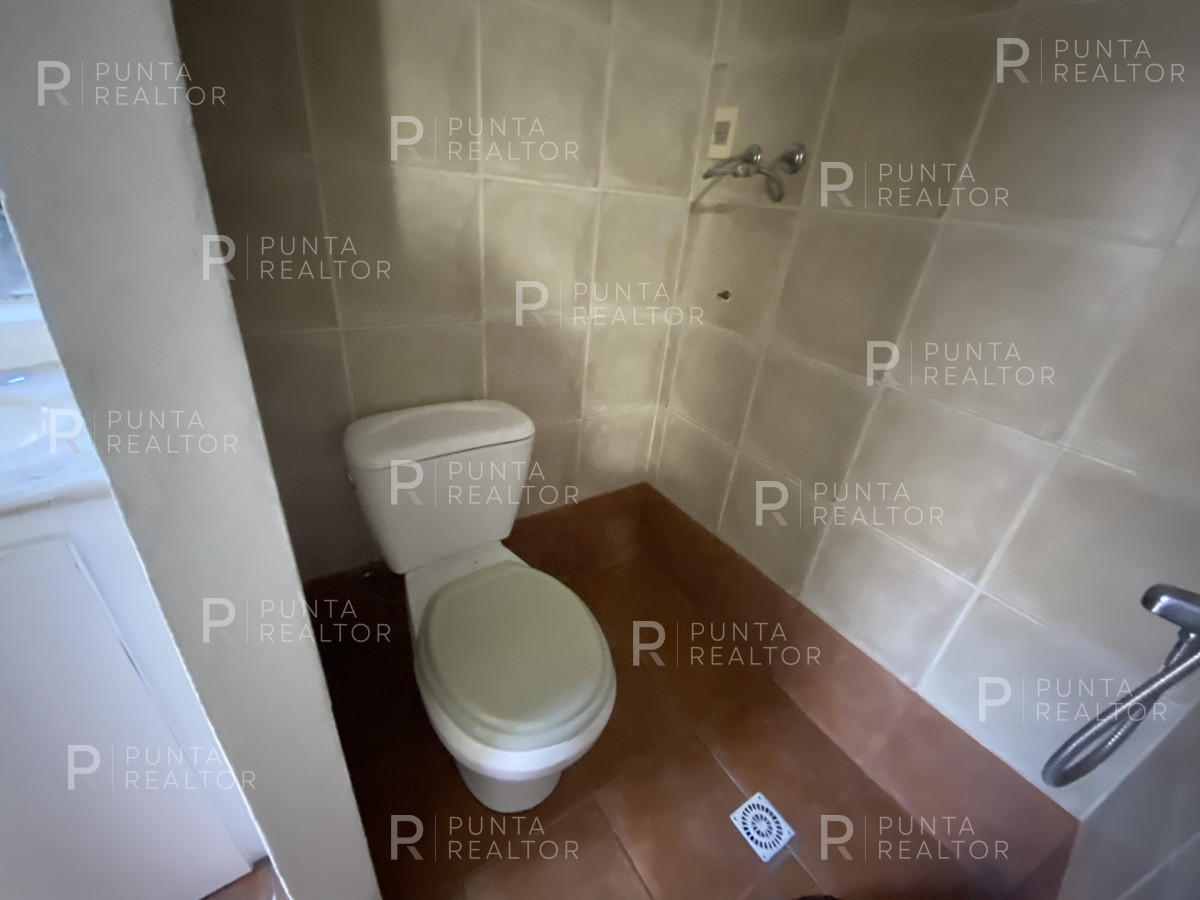 Casa ID.828 - Casa en alquiler 3 dormitorios, 2 suites, servicio, barbacoa, jardines, Montevideo Uruguay