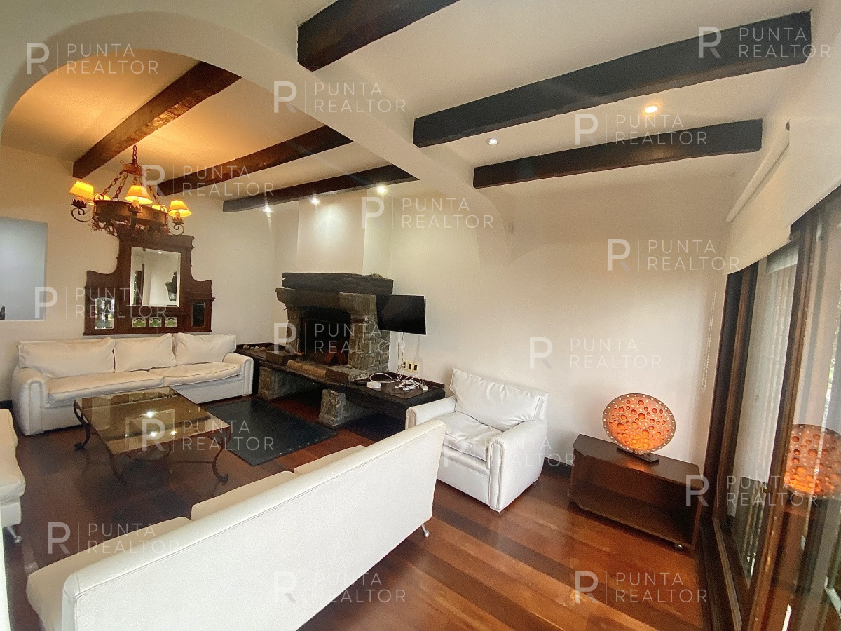 Casa ID.828 - Casa en alquiler 3 dormitorios, 2 suites, servicio, barbacoa, jardines, Montevideo Uruguay