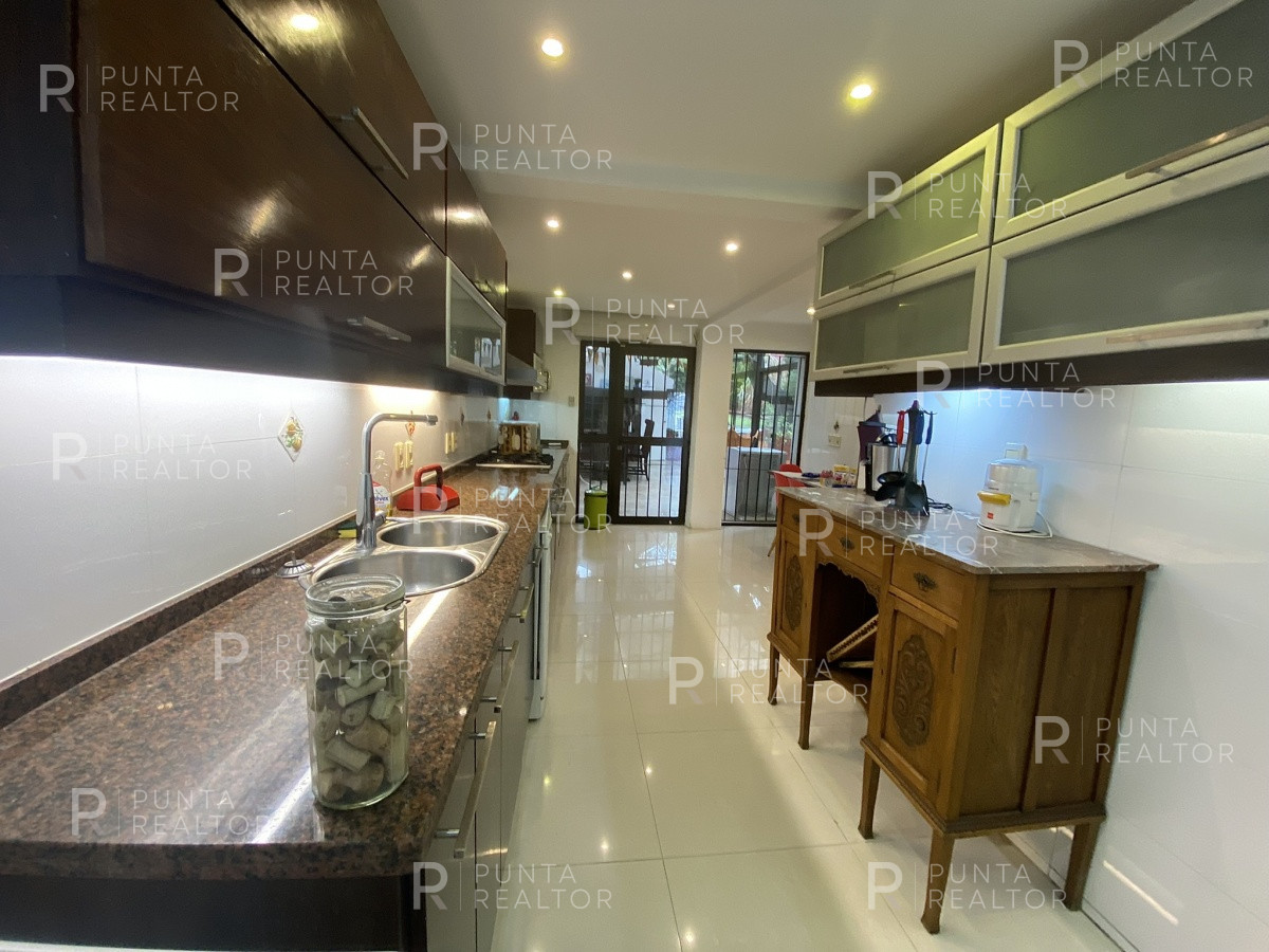 Casa ID.828 - Casa en alquiler 3 dormitorios, 2 suites, servicio, barbacoa, jardines, Montevideo Uruguay