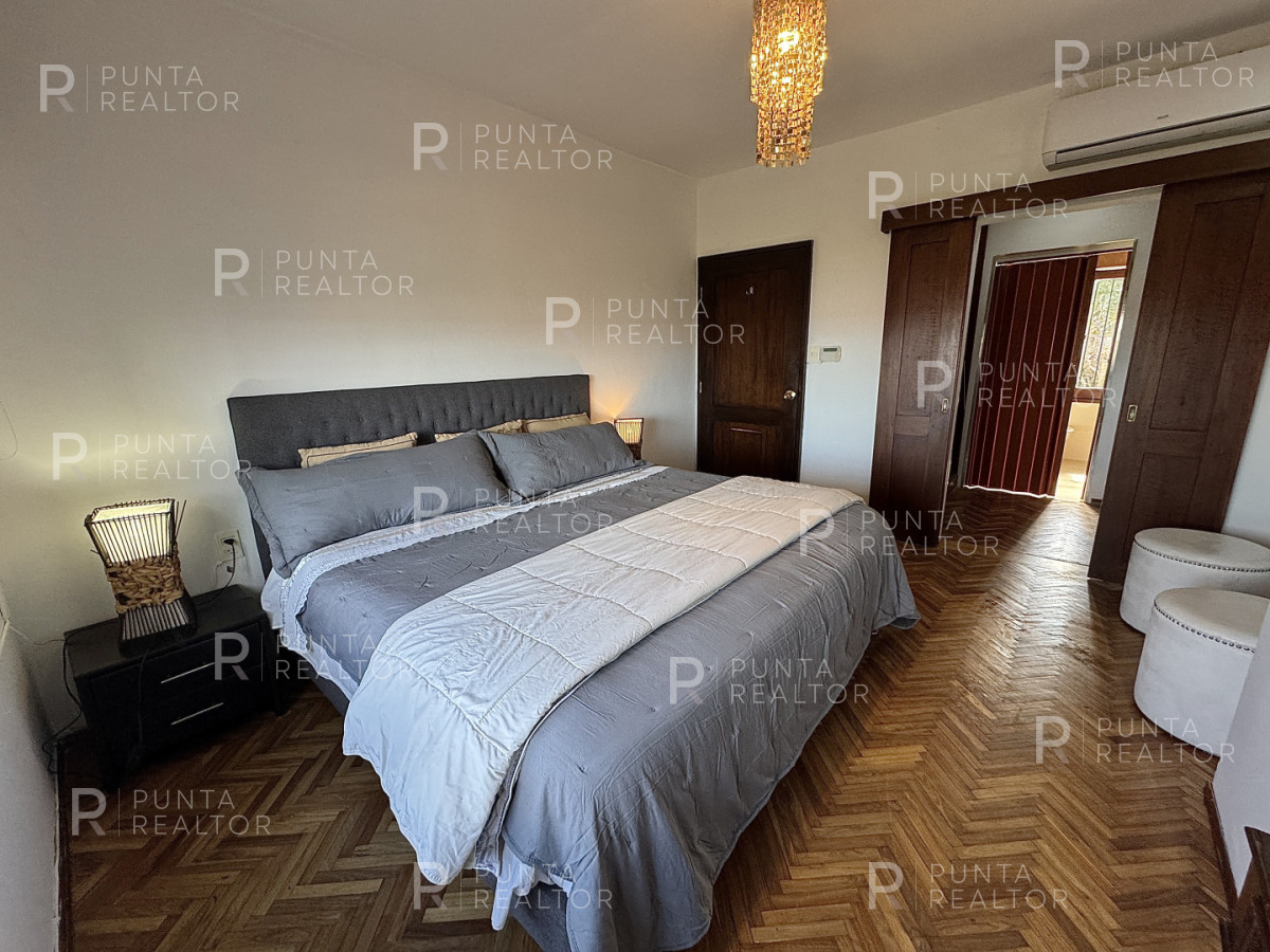 Casa ID.828 - Casa en alquiler 5 dormitorios, 3 suites, servicio, barbacoa, jardines, Montevideo Uruguay