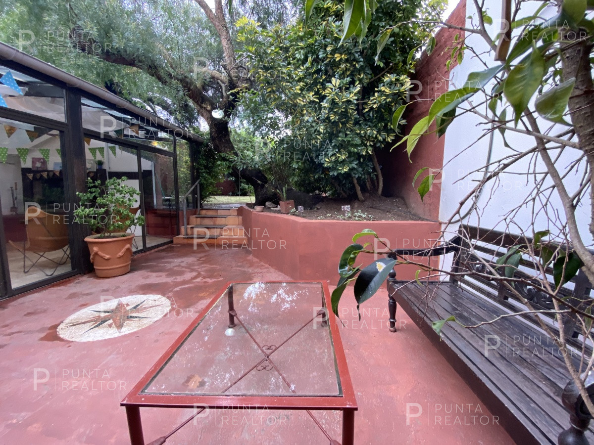 Casa ID.828 - Casa en alquiler 3 dormitorios, 2 suites, servicio, barbacoa, jardines, Montevideo Uruguay