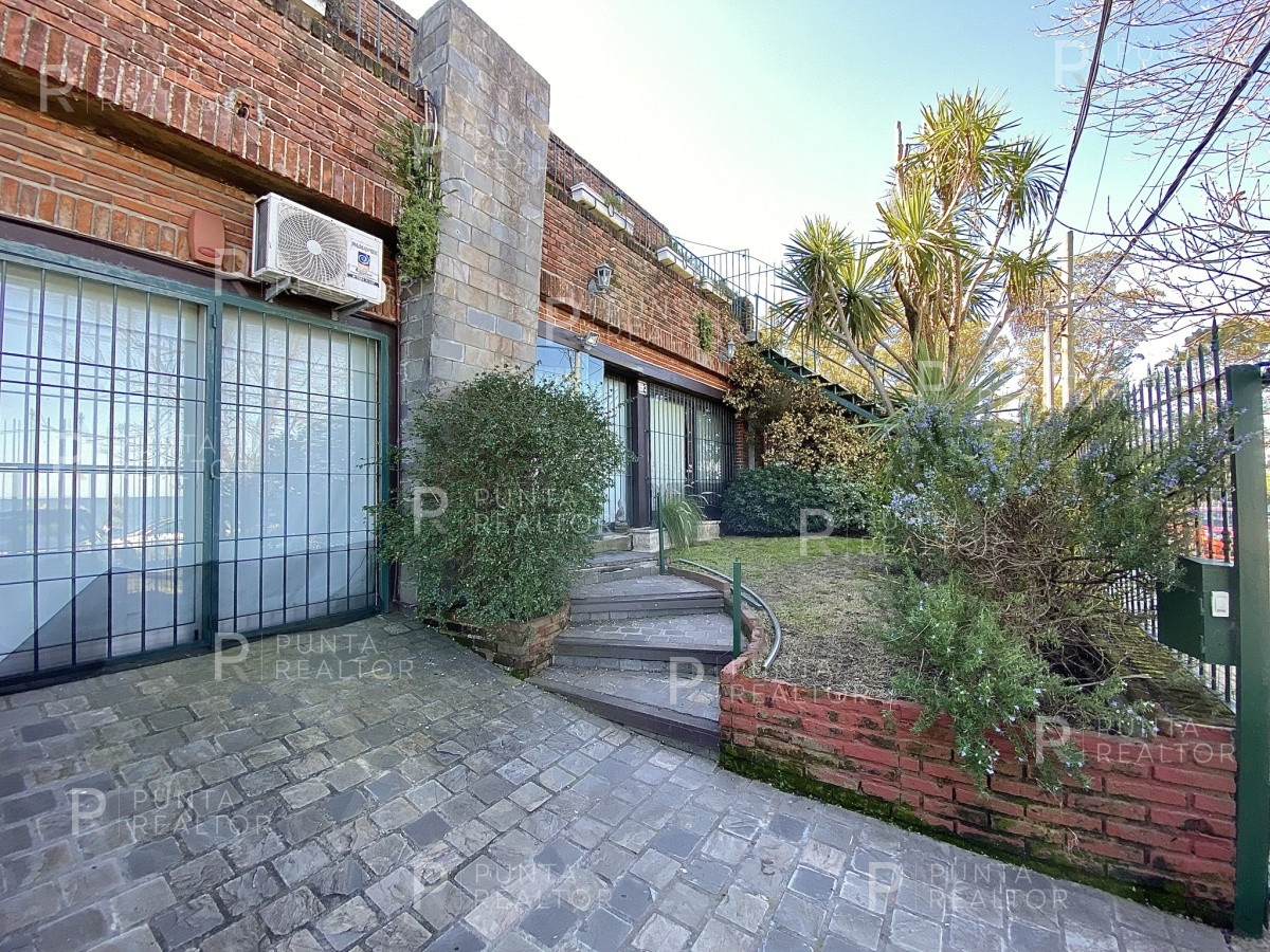Casa ID.828 - Casa en alquiler 3 dormitorios, 2 suites, servicio, barbacoa, jardines, Montevideo Uruguay