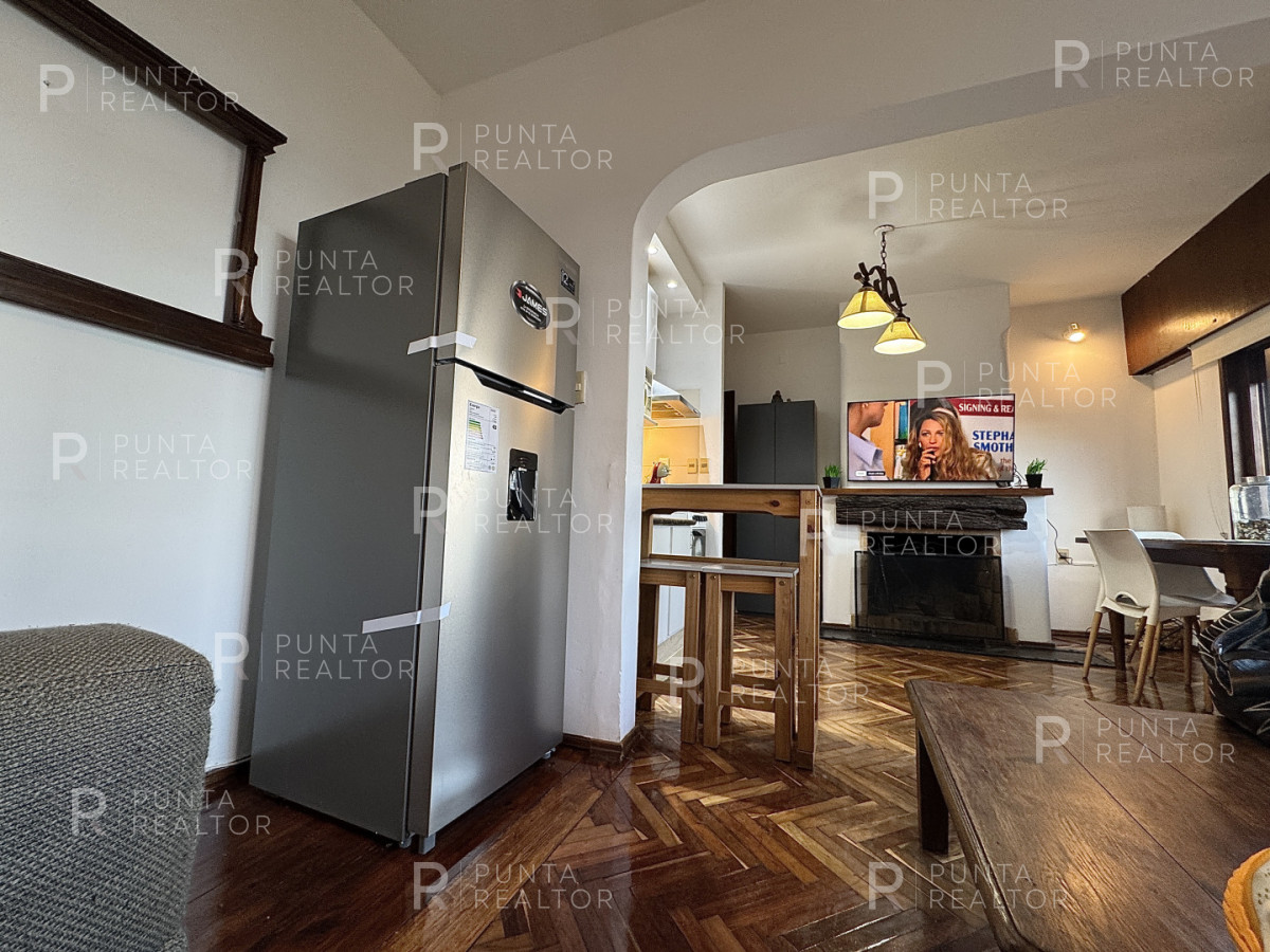 Casa ID.828 - Casa en alquiler 5 dormitorios, 3 suites, servicio, barbacoa, jardines, Montevideo Uruguay