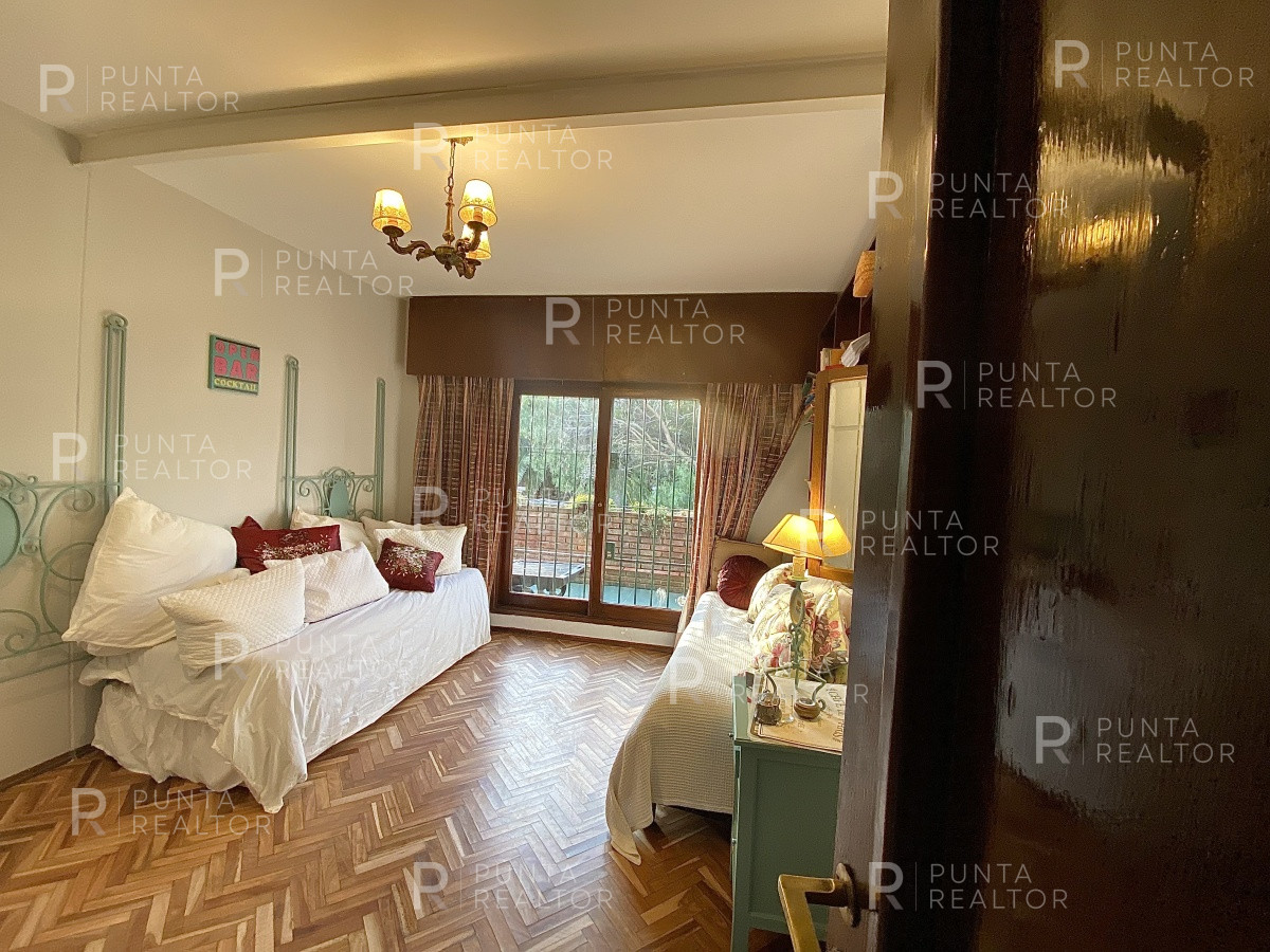 Casa ID.828 - Casa en alquiler 3 dormitorios, 2 suites, servicio, barbacoa, jardines, Montevideo Uruguay