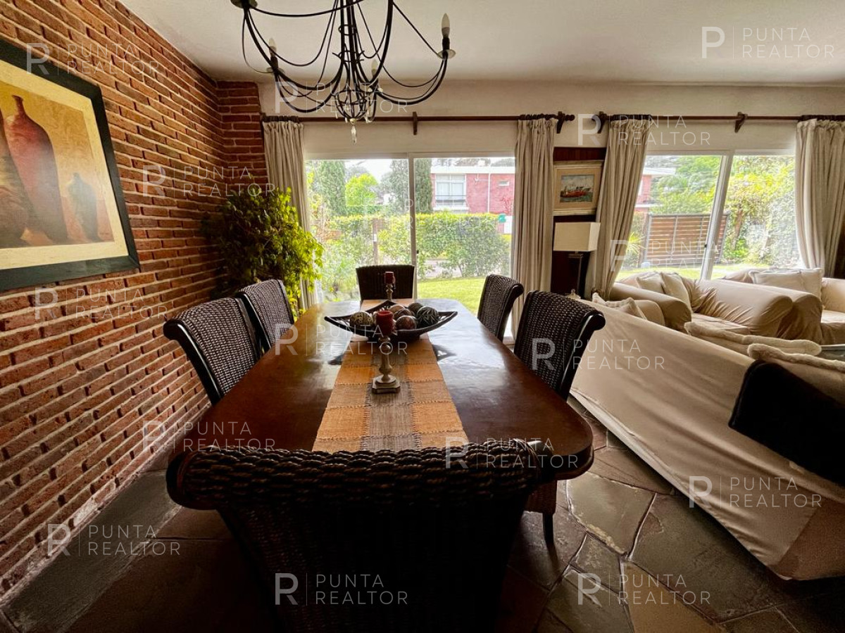 Casa ID.2454 - Casa Alquiler, 3 Dormitorios, Pileta climatizada, Playa Mansa, Punta del Este, Uruguay