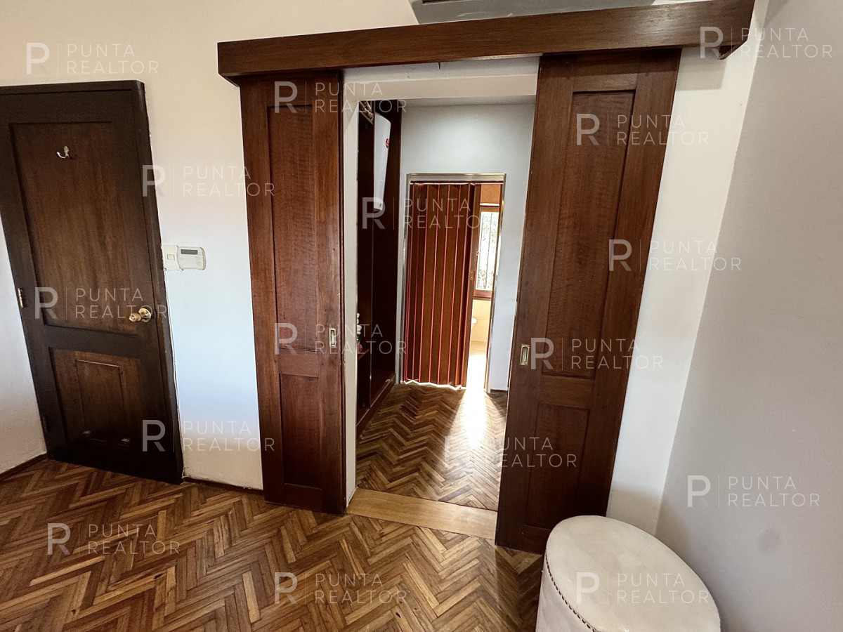 Casa ID.828 - Casa en alquiler 5 dormitorios, 3 suites, servicio, barbacoa, jardines, Montevideo Uruguay