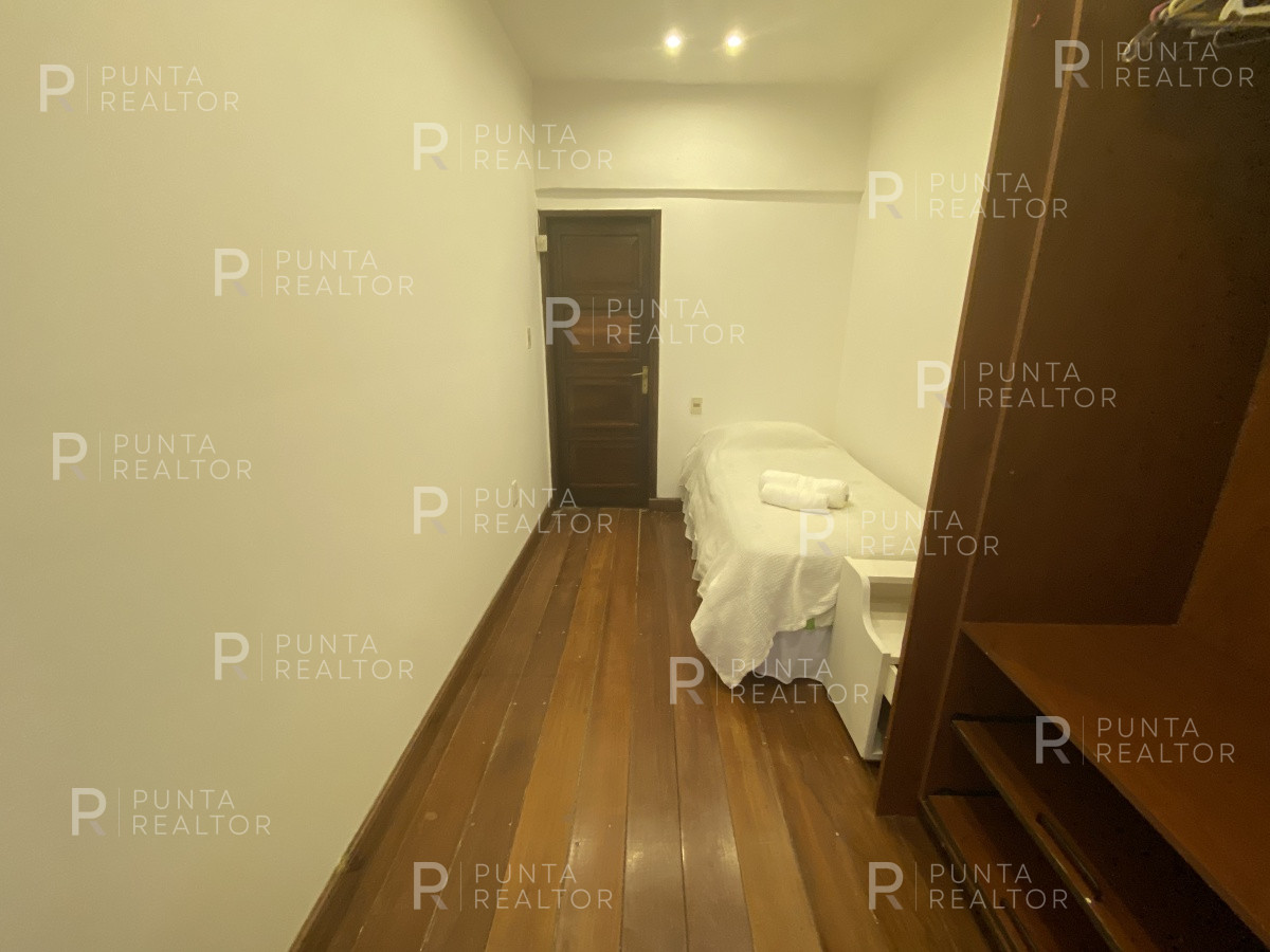 Casa ID.828 - Casa en alquiler 3 dormitorios, 2 suites, servicio, barbacoa, jardines, Montevideo Uruguay