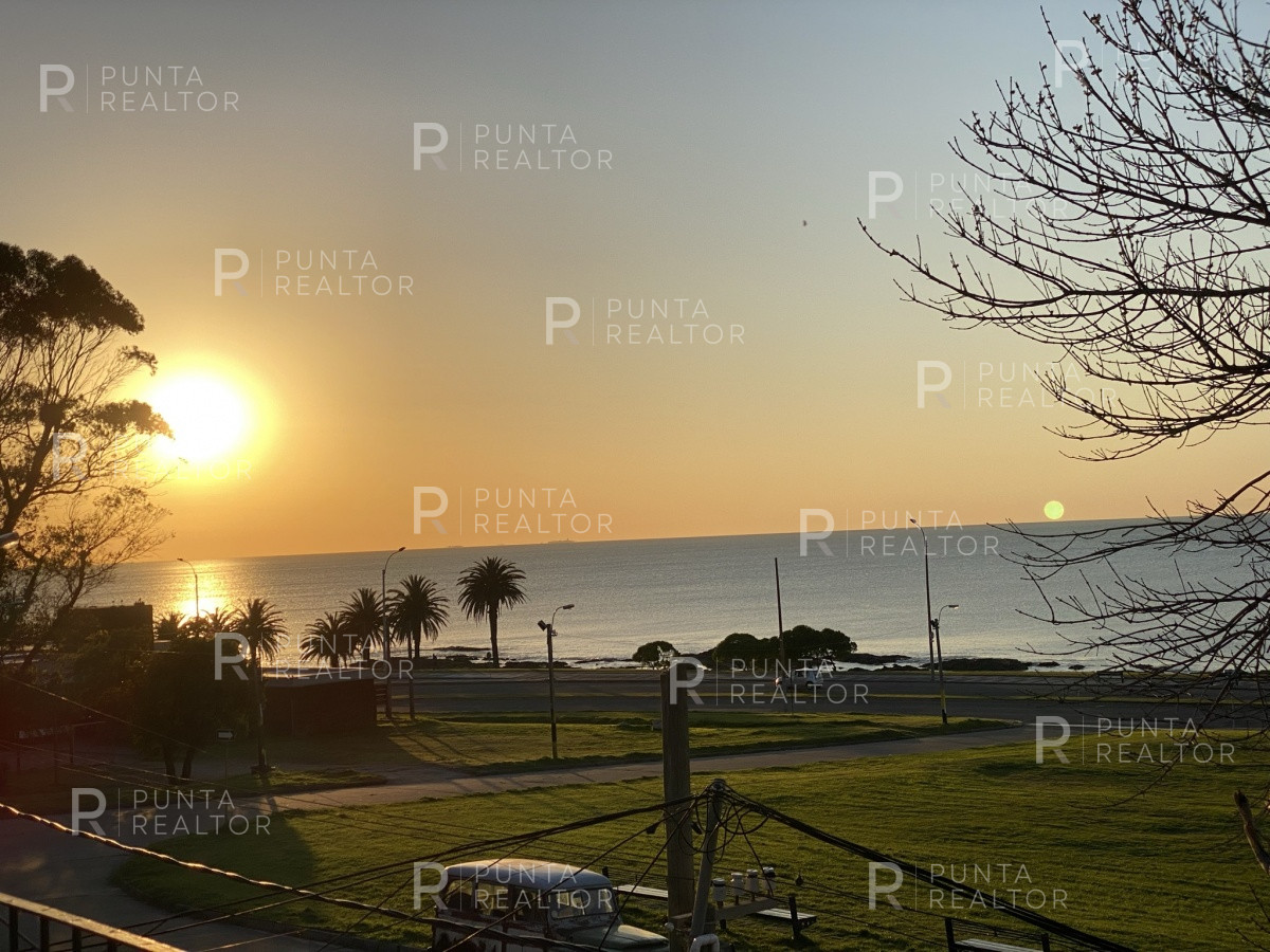 Casa ID.828 - Casa en alquiler 3 dormitorios, 2 suites, servicio, barbacoa, jardines, Montevideo Uruguay