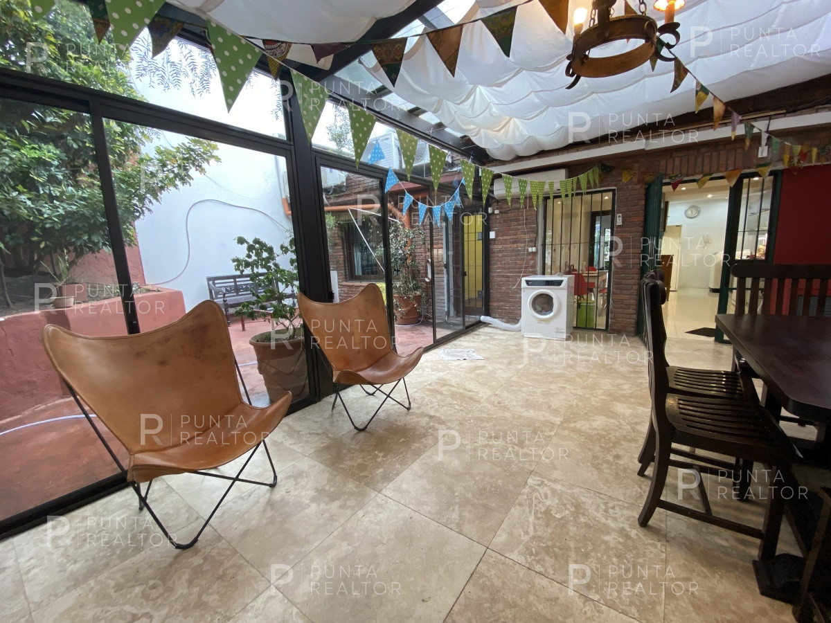 Casa ID.828 - Casa en alquiler 3 dormitorios, 2 suites, servicio, barbacoa, jardines, Montevideo Uruguay