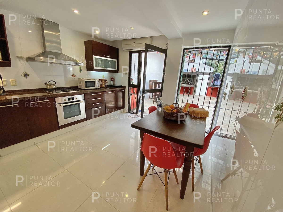 Casa ID.828 - Casa en alquiler 3 dormitorios, 2 suites, servicio, barbacoa, jardines, Montevideo Uruguay