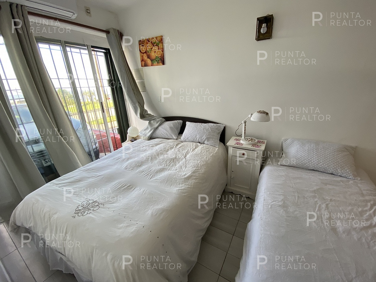 Casa ID.828 - Casa en alquiler 3 dormitorios, 2 suites, servicio, barbacoa, jardines, Montevideo Uruguay