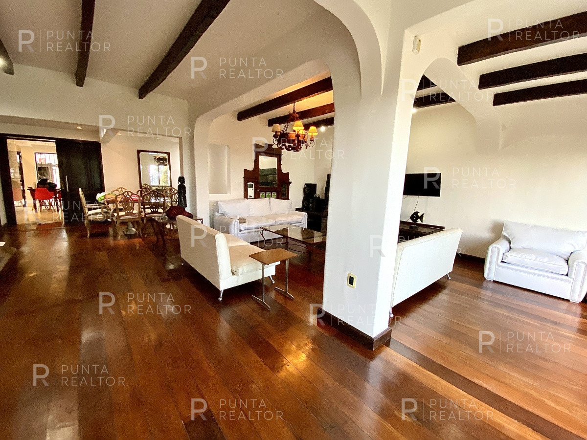 Casa ID.828 - Casa en alquiler 3 dormitorios, 2 suites, servicio, barbacoa, jardines, Montevideo Uruguay