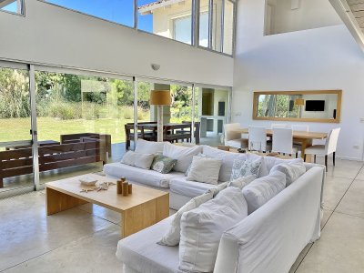 Venta de casa de cuatro dormitorios en Laguna Blanca, Manantiales, Uruguay