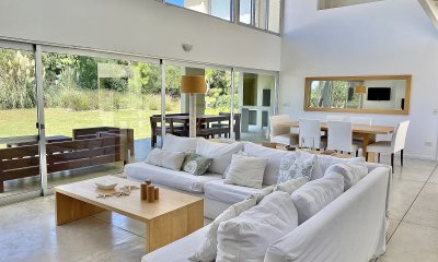 Venta de casa de cuatro dormitorios en Laguna Blanca, Manantiales, Uruguay