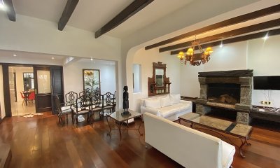 Casa en alquiler 3 dormitorios, 2 suites, servicio, barbacoa, jardines, Montevideo Uruguay