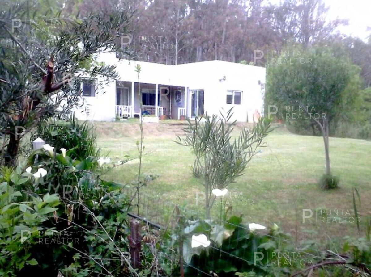 Chacra ID.320 - Divina chacra en La Barra, 4 dormitorios, suite con vestidor, toilette, deck, parrillero techado, pérgola auto, 2000 m2 terreno. 