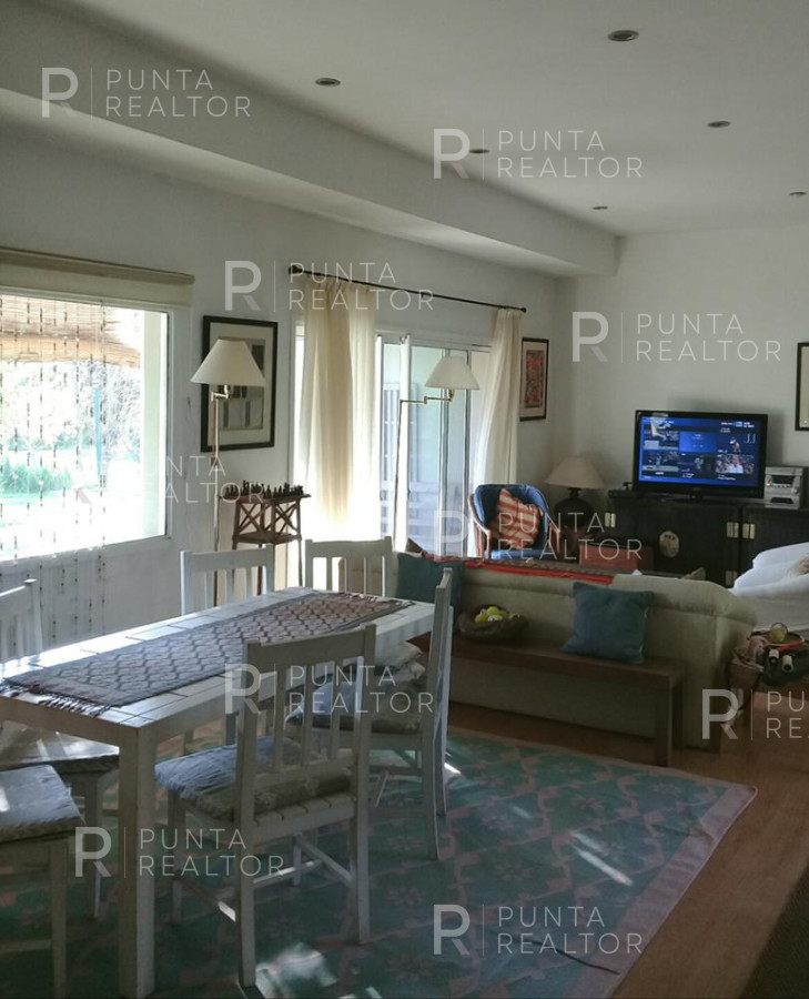 Chacra ID.320 - Divina chacra en La Barra, 4 dormitorios, suite con vestidor, toilette, deck, parrillero techado, pérgola auto, 2000 m2 terreno. 