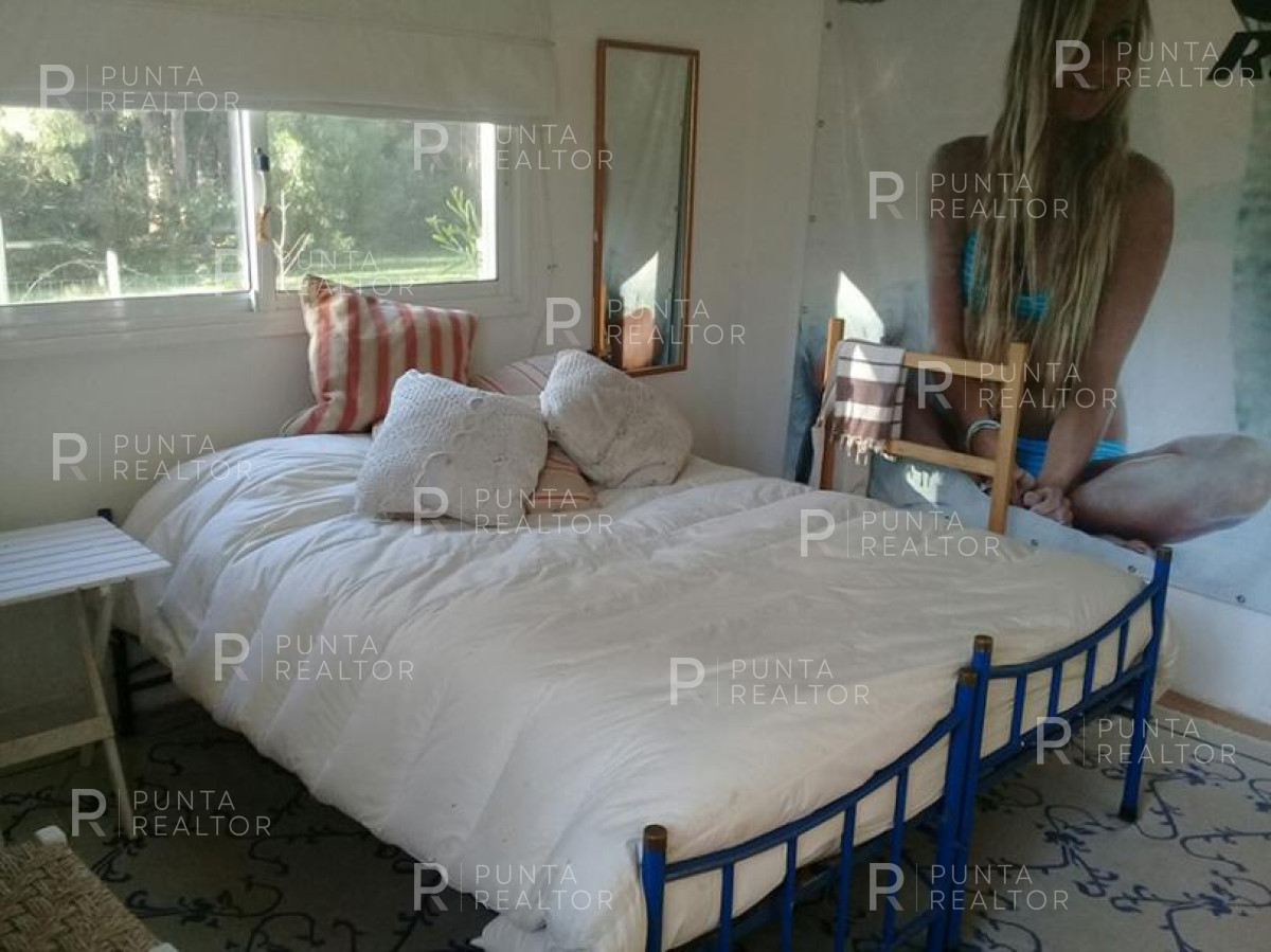 Chacra ID.320 - Divina chacra en La Barra, 4 dormitorios, suite con vestidor, toilette, deck, parrillero techado, pérgola auto, 2000 m2 terreno. 