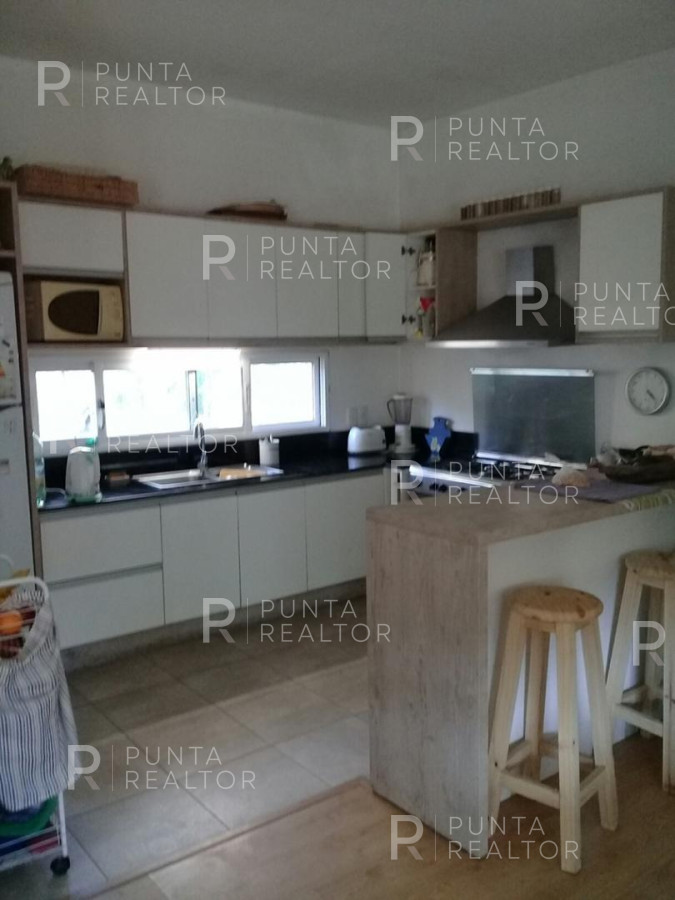 Chacra ID.320 - Divina chacra en La Barra, 4 dormitorios, suite con vestidor, toilette, deck, parrillero techado, pérgola auto, 2000 m2 terreno. 