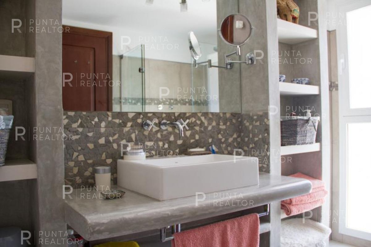Chacra ID.358 - Excepcional chacra, Laguna Garzon. 11 hectáreas, 4 suites, 2 con cama king, 6 singles, dependencia, pileta, galeria con parrillero y living, vistas!