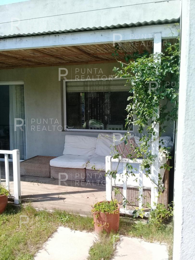 Chacra ID.320 - Divina chacra en La Barra, 4 dormitorios, suite con vestidor, toilette, deck, parrillero techado, pérgola auto, 2000 m2 terreno. 