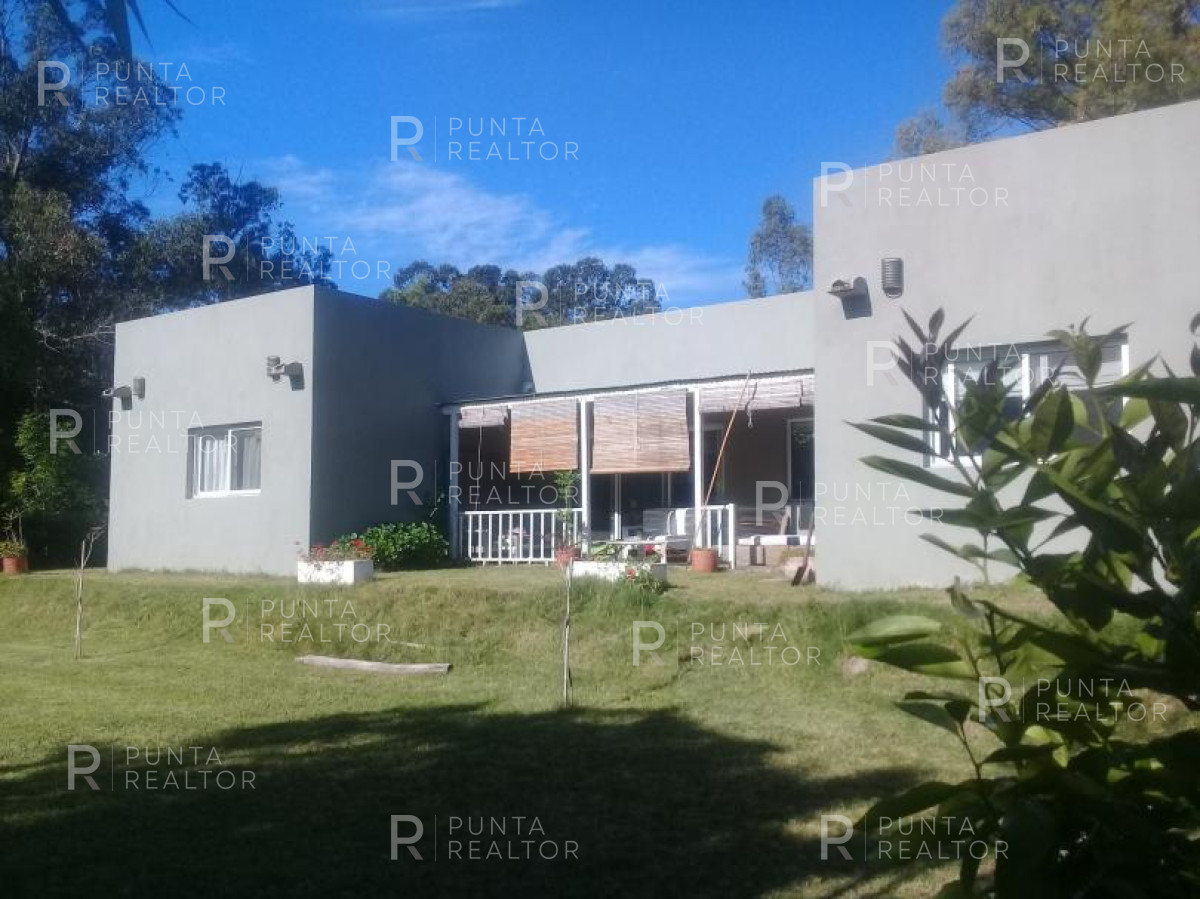 Chacra ID.320 - Divina chacra en La Barra, 4 dormitorios, suite con vestidor, toilette, deck, parrillero techado, pérgola auto, 2000 m2 terreno. 