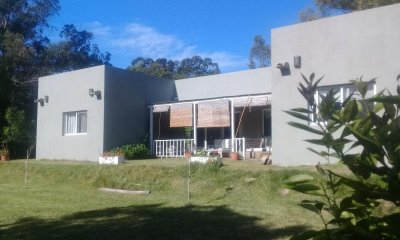 Divina chacra en La Barra, 4 dormitorios, suite con vestidor, toilette, deck, parrillero techado, pérgola auto, 2000 m2 terreno.