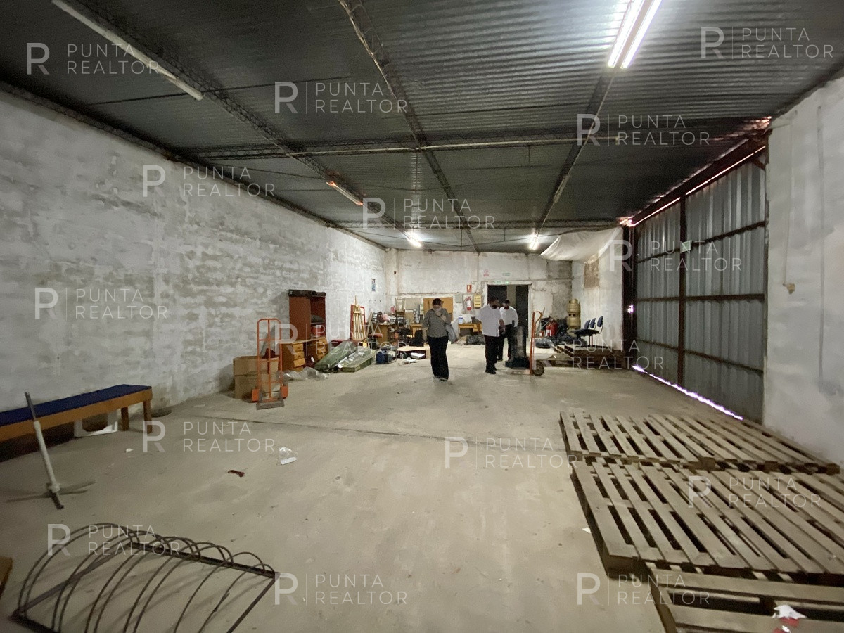 Local Comercial ID.796 - Unico de lo que no hay gran local comercial en 8 de octubre 3200 m2  con salida a 3 calles atención bajo de precio 