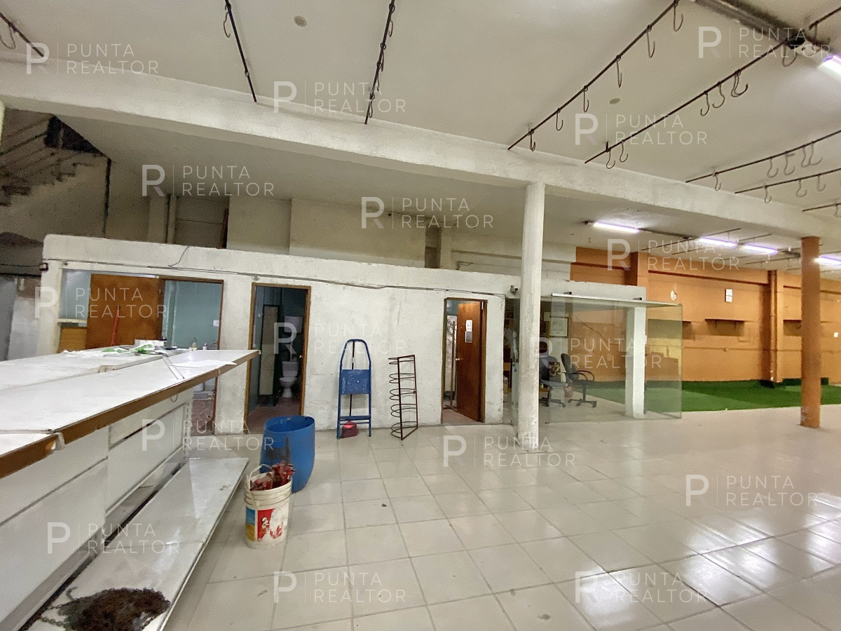 Local Comercial ID.796 - Unico de lo que no hay gran local comercial en 8 de octubre 3200 m2  con salida a 3 calles atención bajo de precio 