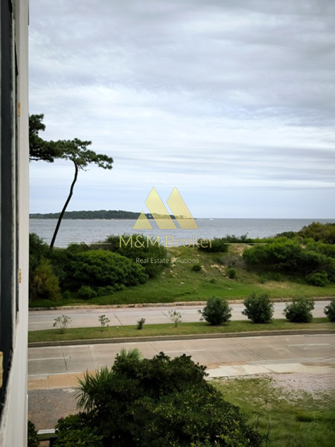 Venta apartamento 1 dormitorio Playa Mansa frente al mar