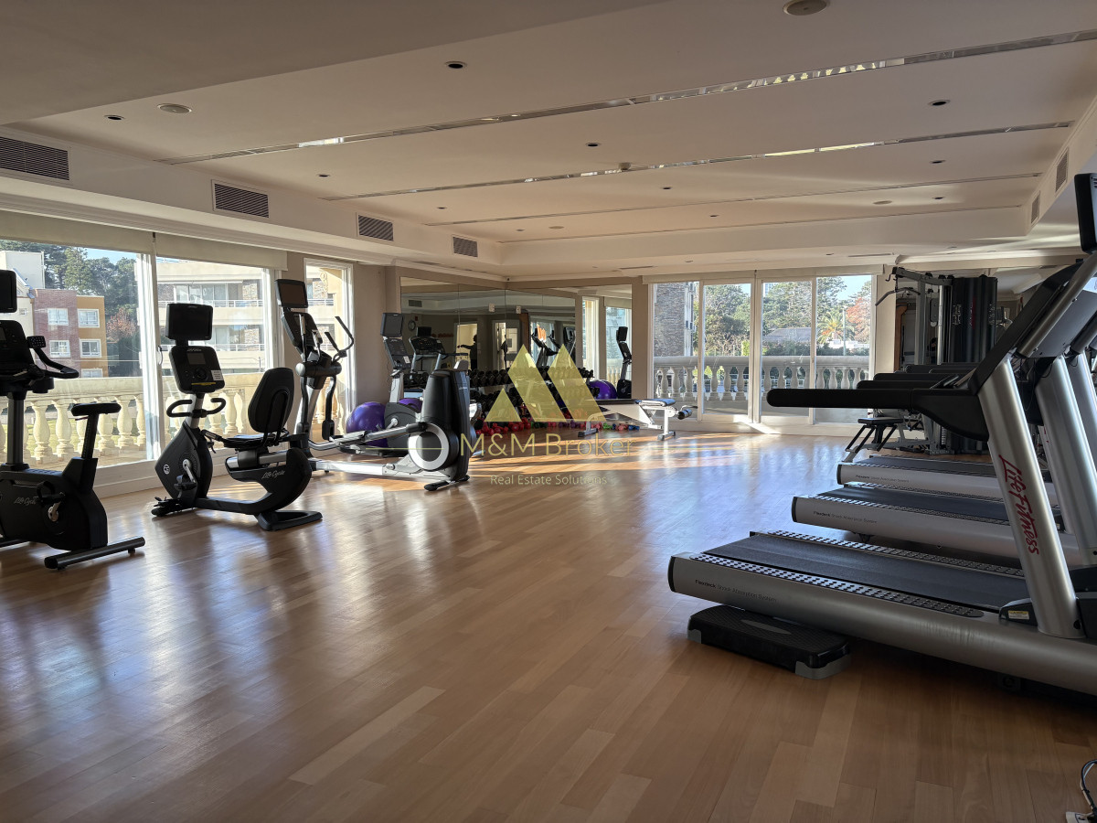 Apartamento ID.768 - Exclusivo departamento frente al mar, 4 suites, Playa Mansa