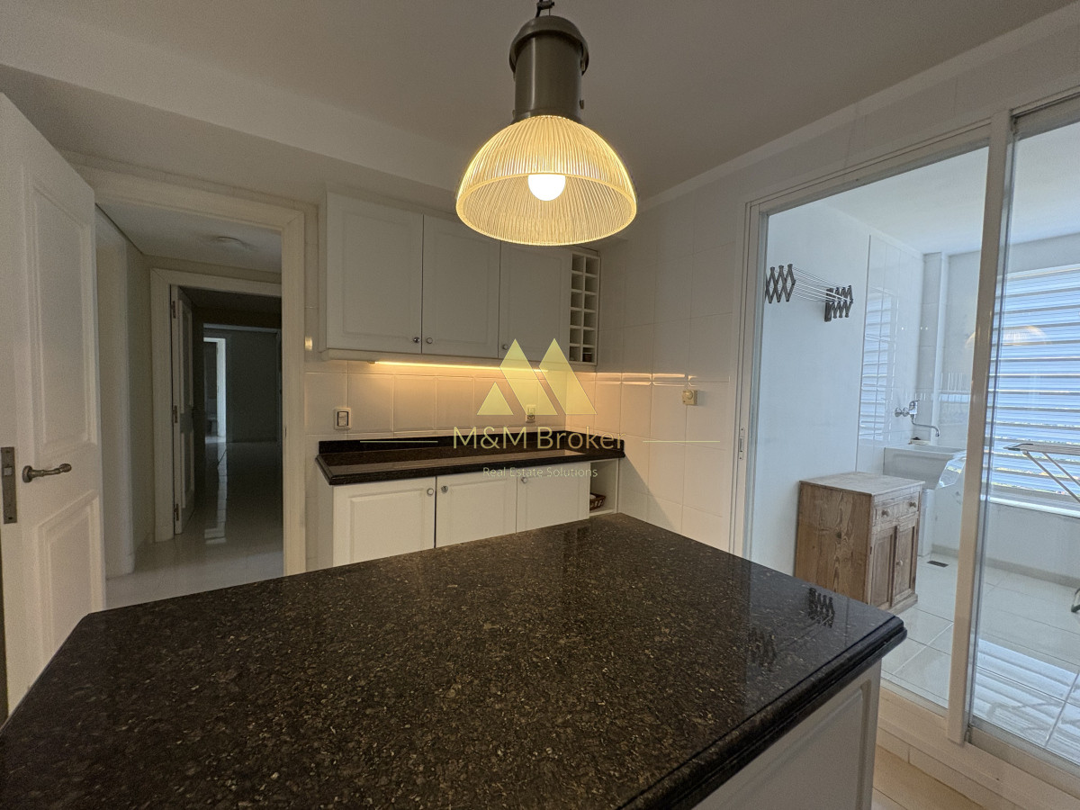Apartamento ID.768 - Exclusivo departamento frente al mar, 4 suites, Playa Mansa
