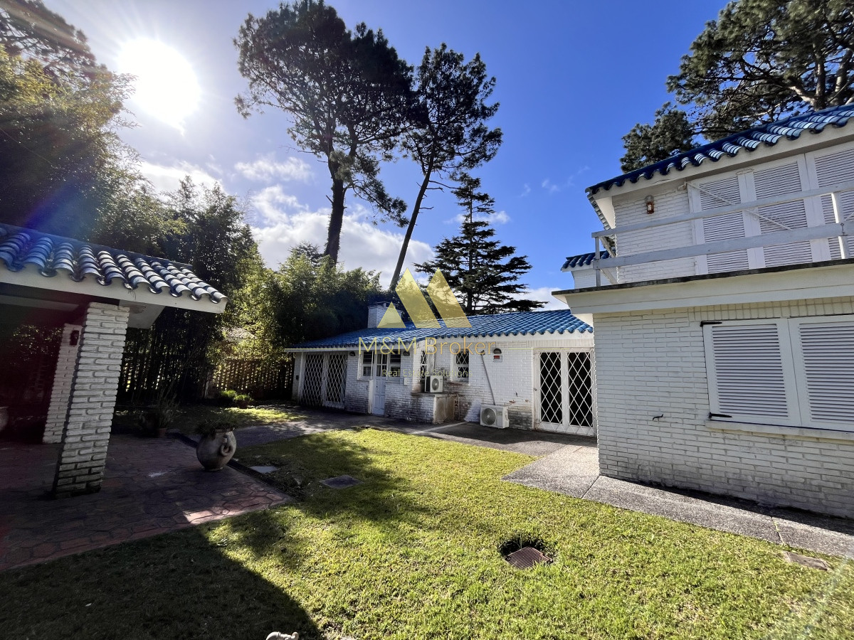 Casa ID.490 - Venta casa 5 dormitorios Playa Mansa parada 10