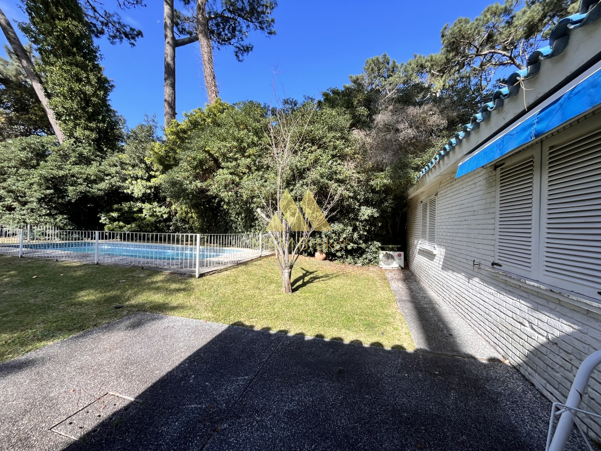 Casa ID.490 - Venta casa 5 dormitorios Playa Mansa parada 10