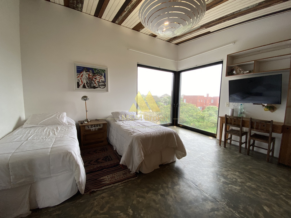 Casa ID.639 - Moderna casa en Punta Piedras con 5 suites a metros del mar!