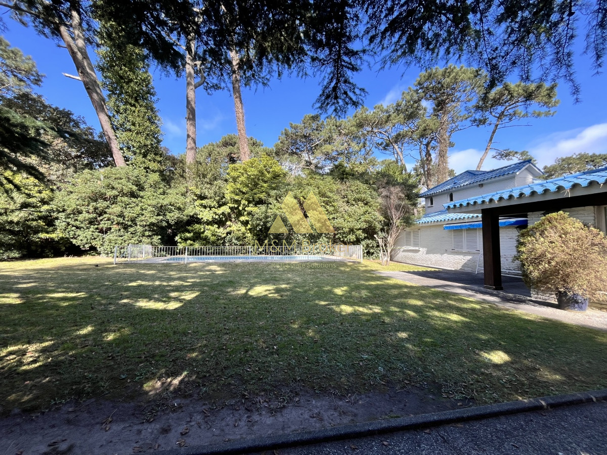 Casa ID.490 - Venta casa 5 dormitorios Playa Mansa parada 10