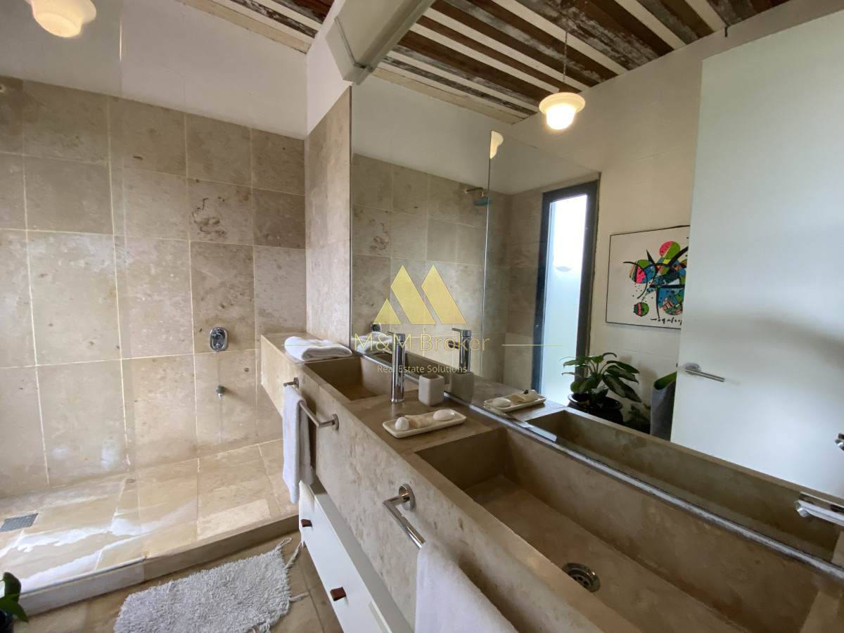 Casa ID.639 - Moderna casa en Punta Piedras con 5 suites a metros del mar!