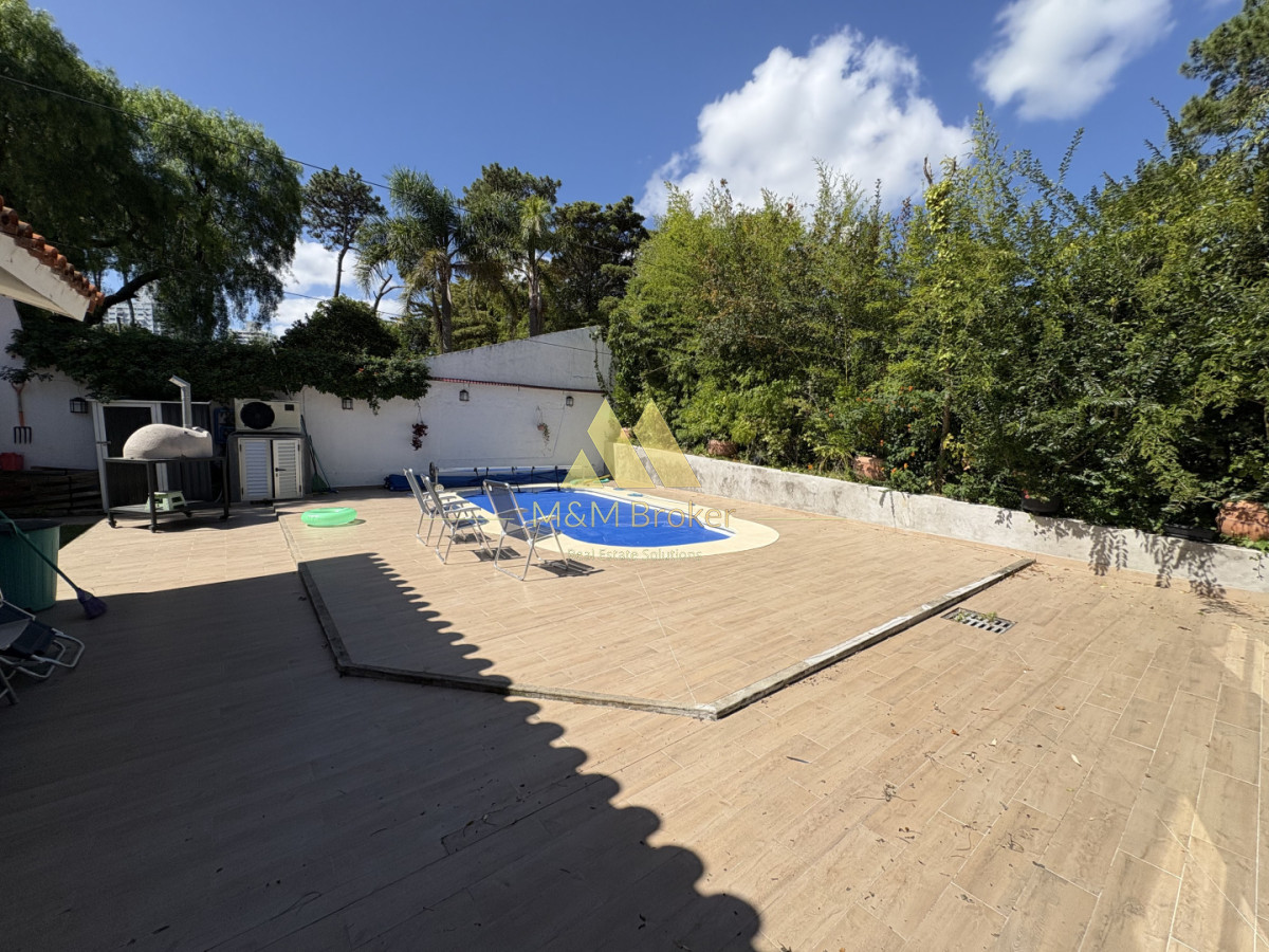 Casa ID.856 - Tradicional casa en Playa Mansa 4 dormitorios