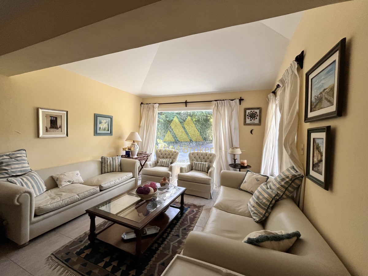 Casa ID.490 - Venta casa 5 dormitorios Playa Mansa parada 10