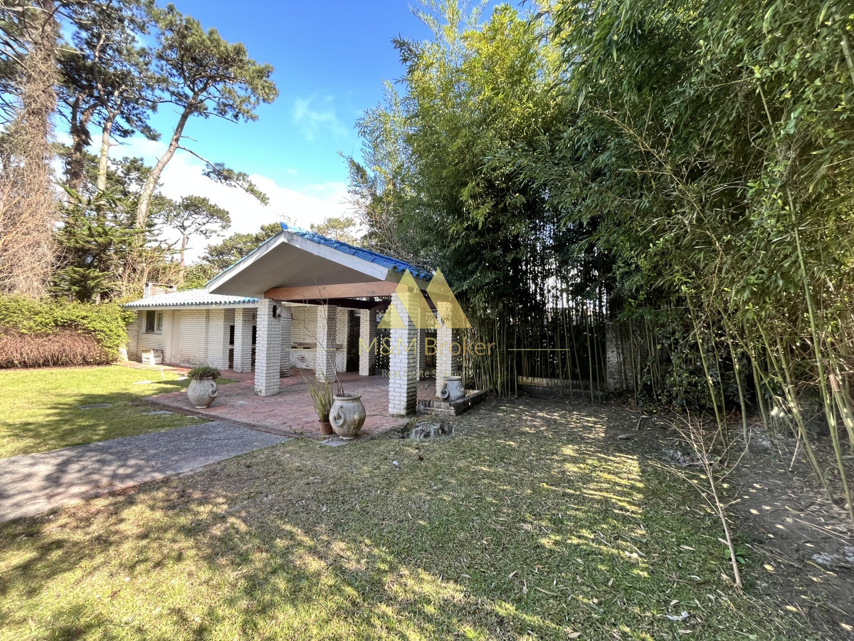 Casa ID.490 - Venta casa 5 dormitorios Playa Mansa parada 10