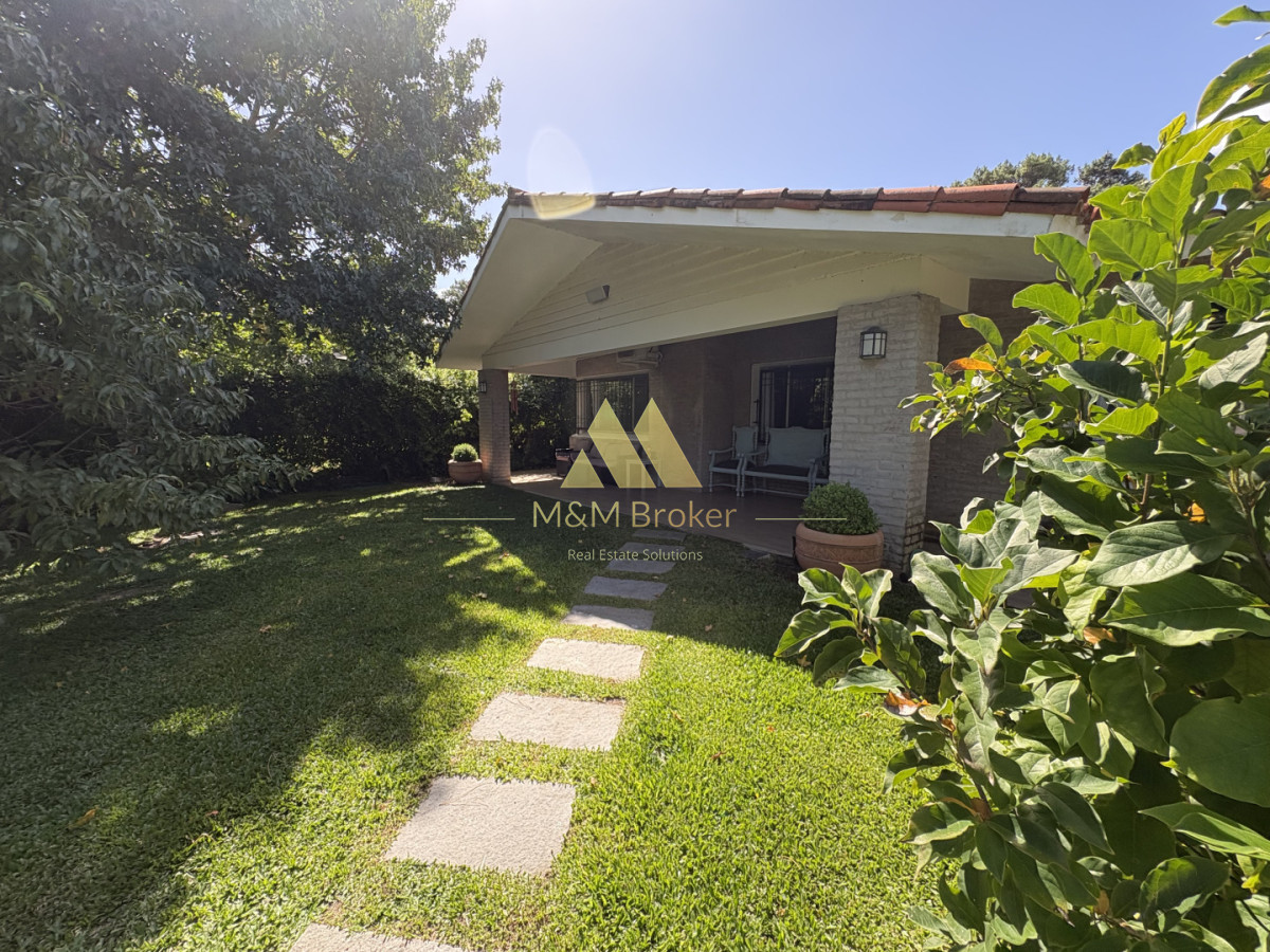 Casa ID.856 - Tradicional casa en Playa Mansa 4 dormitorios