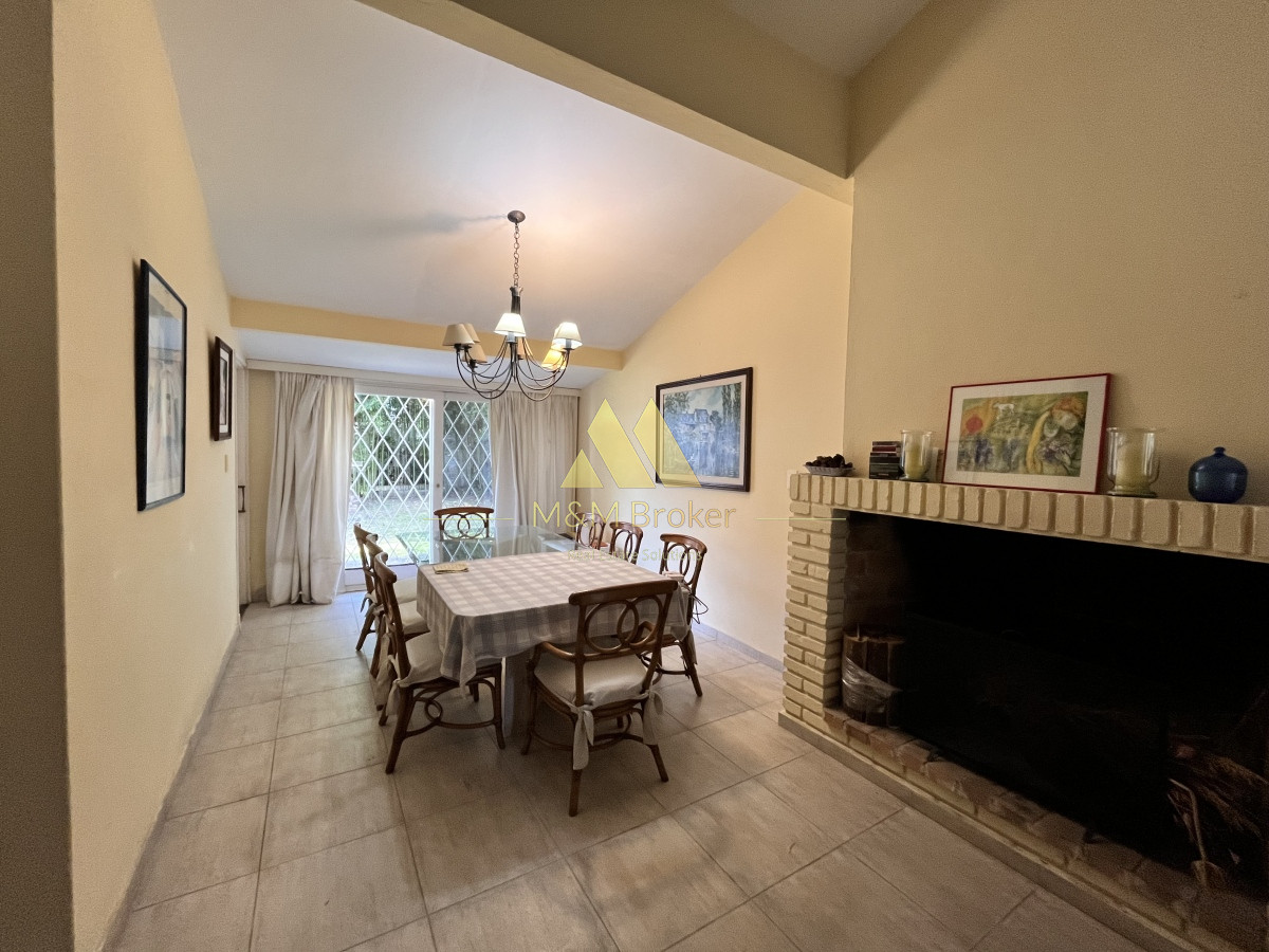 Casa ID.490 - Venta casa 5 dormitorios Playa Mansa parada 10