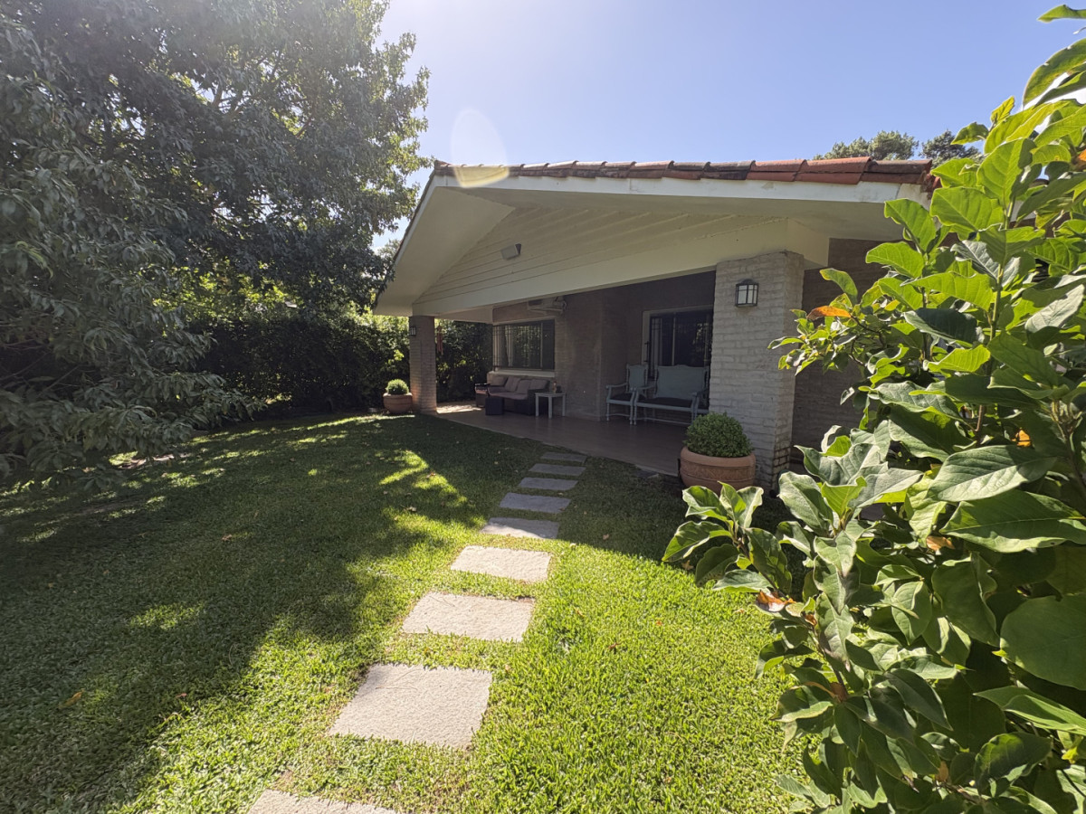 Tradicional casa en Playa Mansa 4 dormitorios