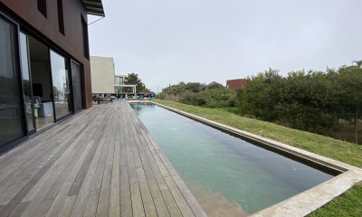 Moderna casa en Punta Piedras con 5 suites a metros del mar!