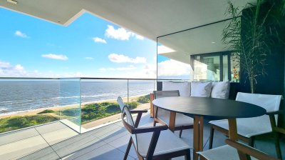 Apartamento en primera linea de Playa Mansa, 2 Suites, magnifica vista al mar