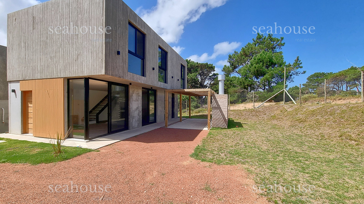 Casa Ref.919 - Casa a estrenar en barrio Privado. 3 dormitorios, 3 baños, calefacción