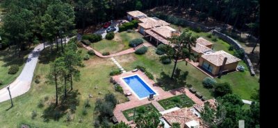 Espectacular Casa con 10 mil metros de terreno sobre la laguna del Diario 